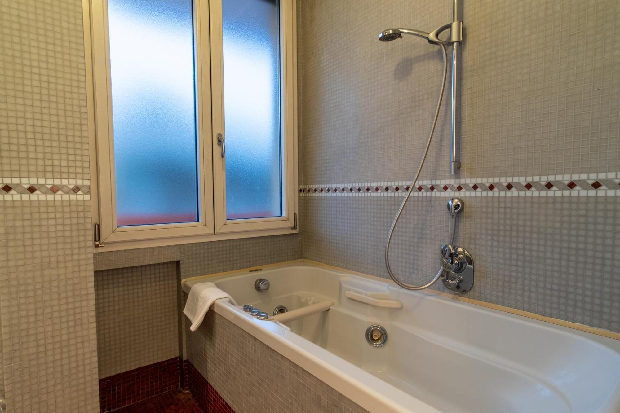 Attic With Terrace And Jacuzzi - Luxury Apartment โรม ภายนอก รูปภาพ